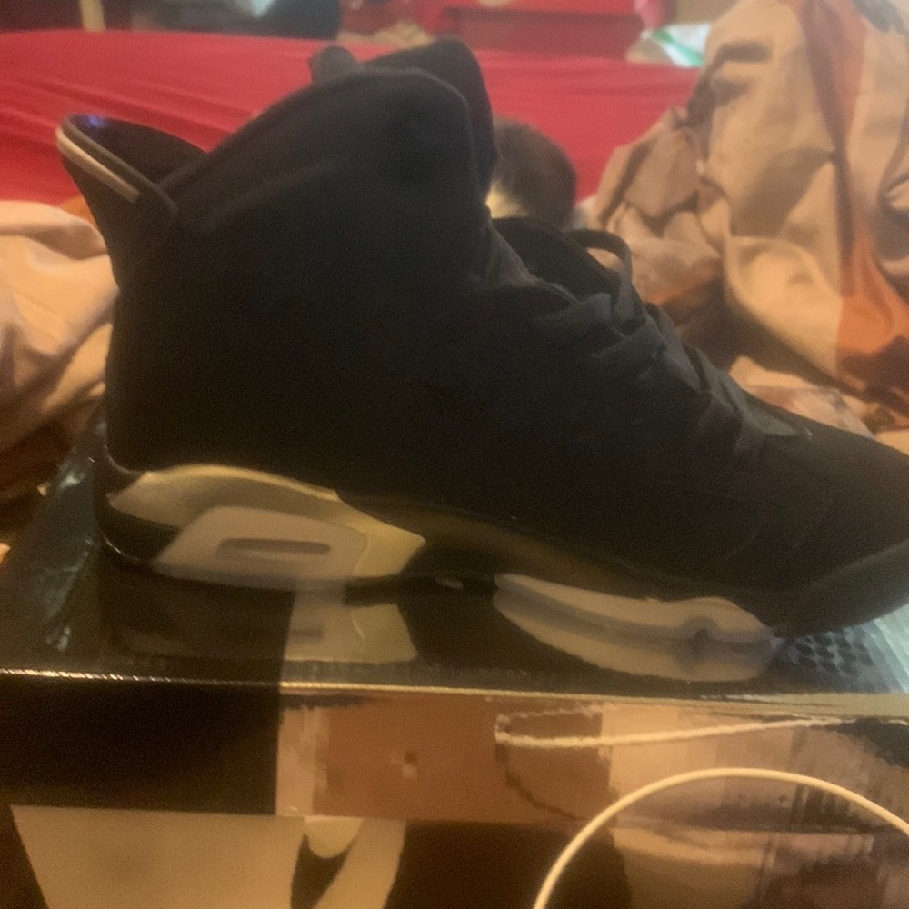 Men’s size 8 retro 6 black and silver brand new never worn